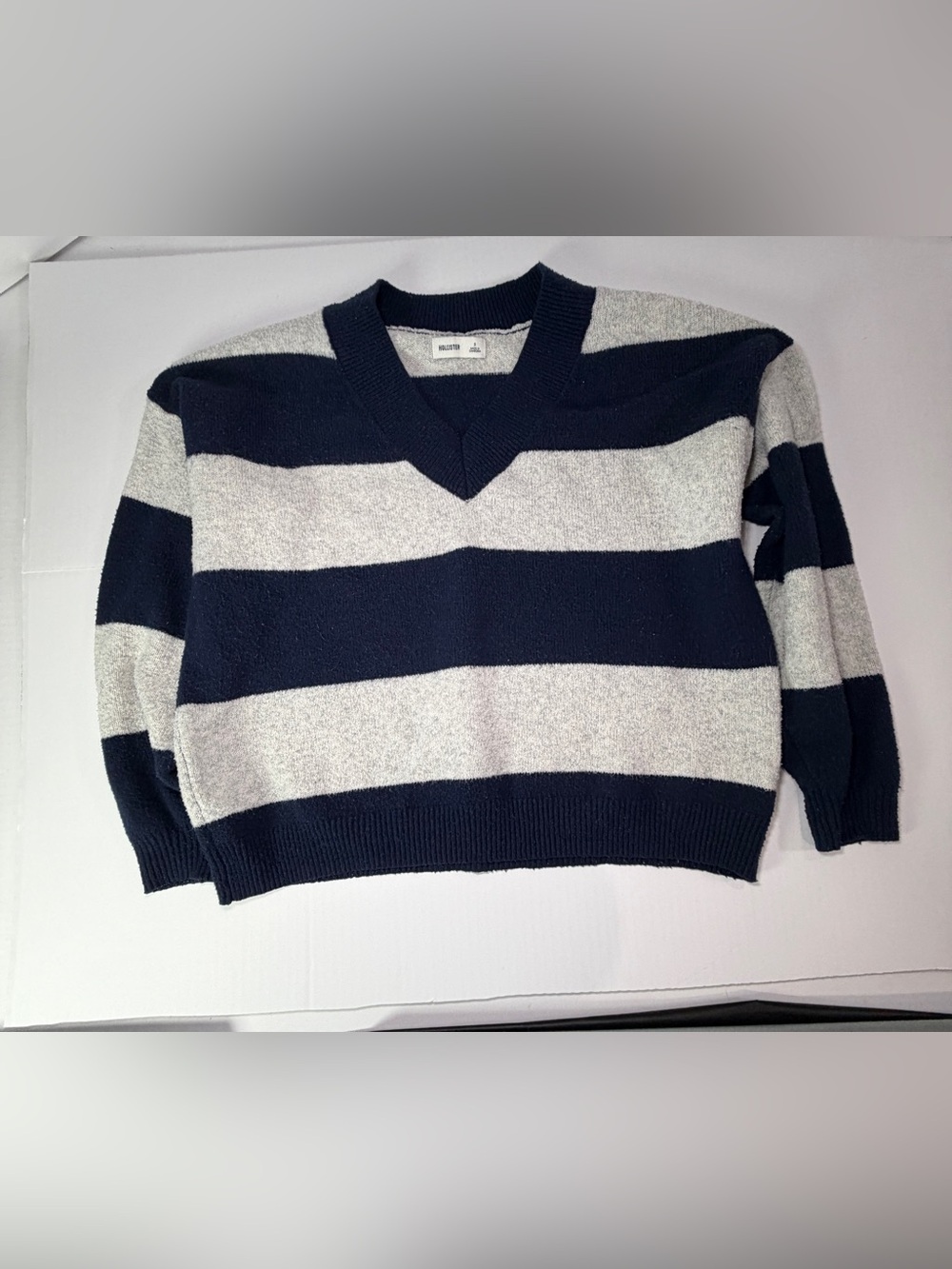 Hollister Women's Navy & Light Gray Wide-Stripe V-Neck Sweater